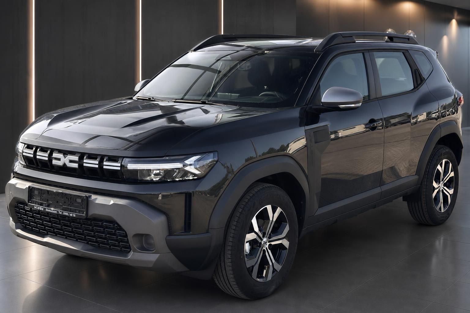 Schwarzer Dacia SUV, Frontansicht schraeg im Showroom