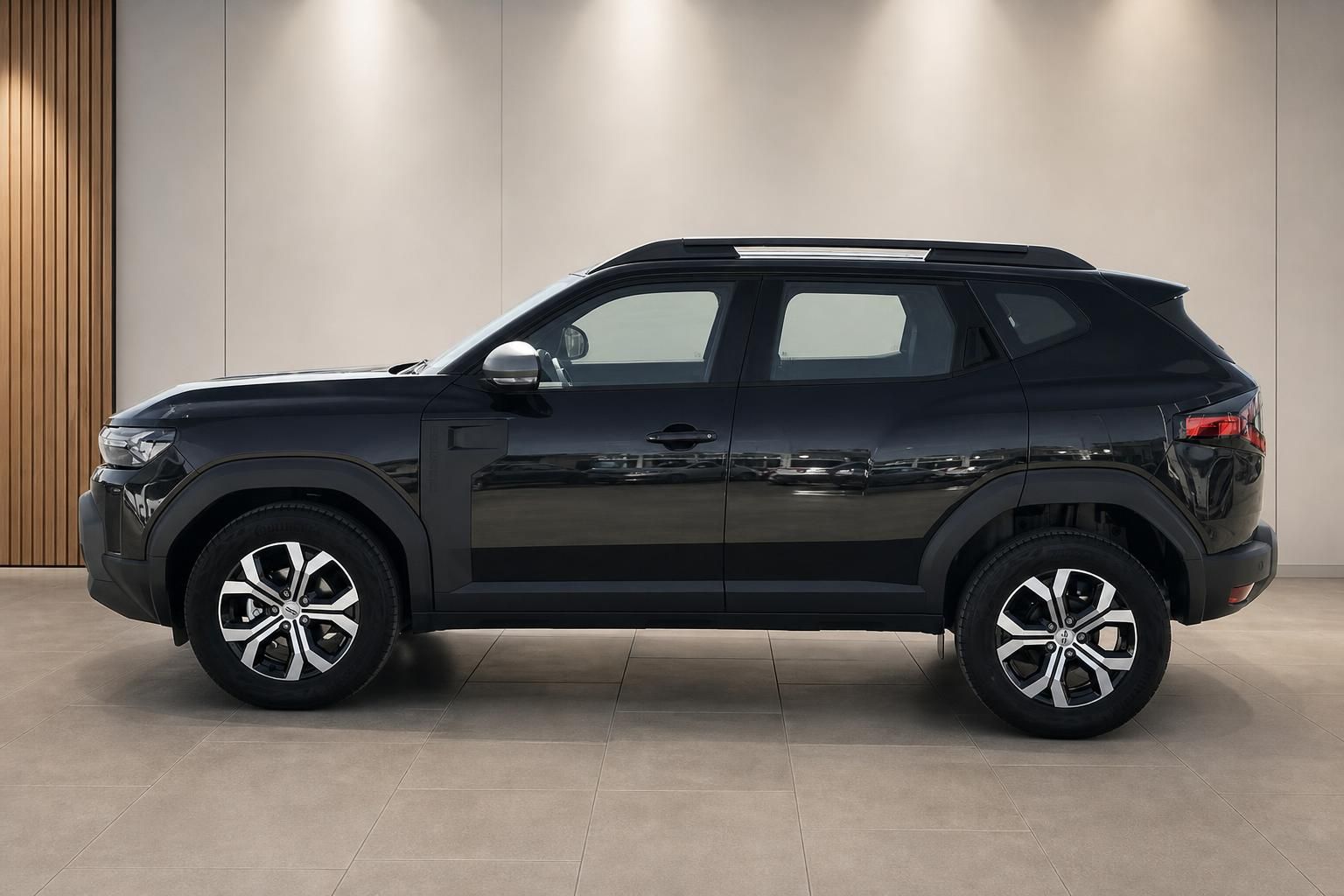Dacia SUV in Schwarz, Seitenansicht im Autohaus