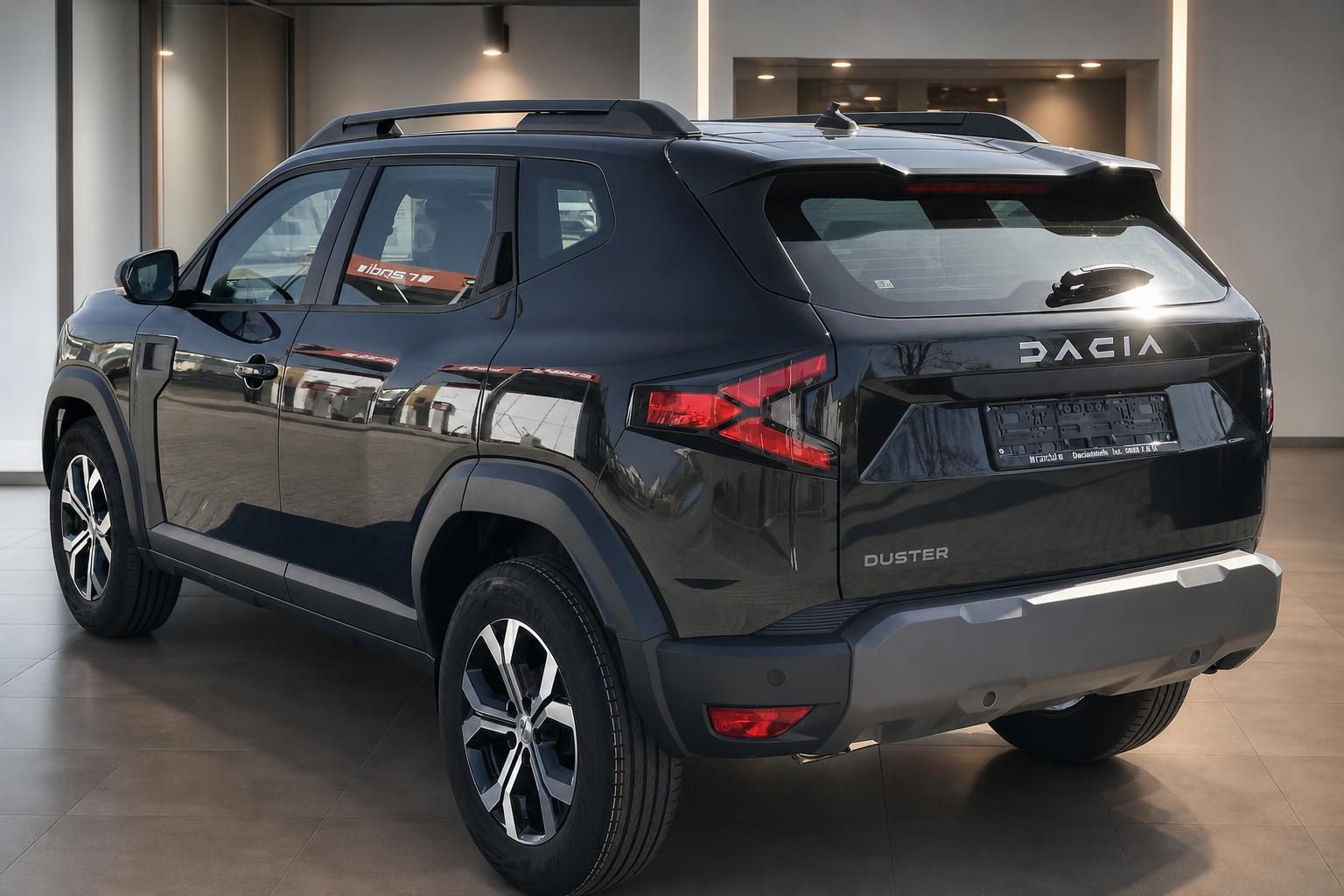 Dacia Duster schwarz Heckansicht seitlich im Autohaus