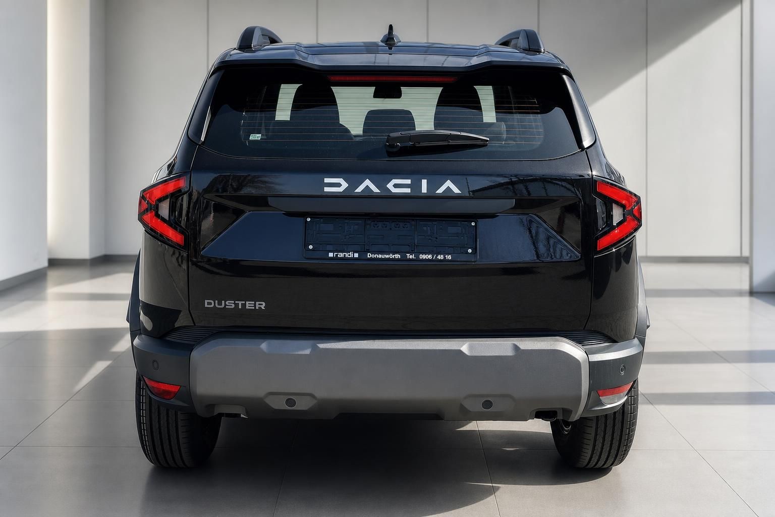 Dacia Duster schwarz Heckansicht mit Duster Schriftzug