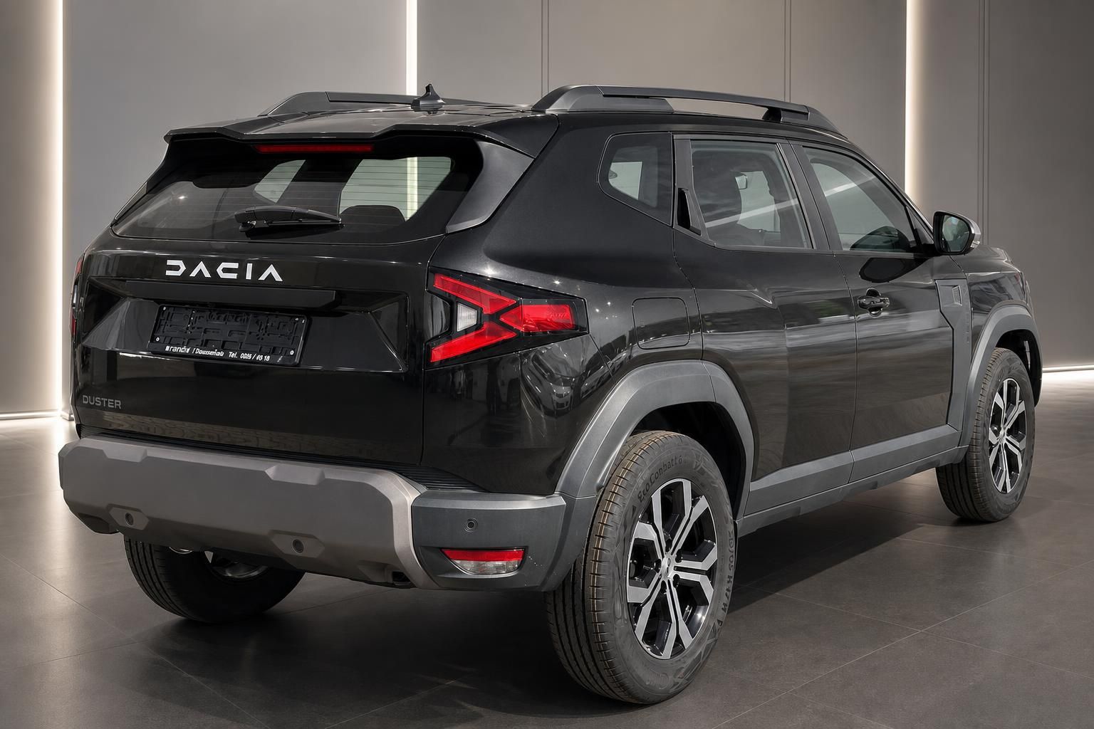Dacia Duster schwarz SUV Heck- und Seitenansicht Showroom