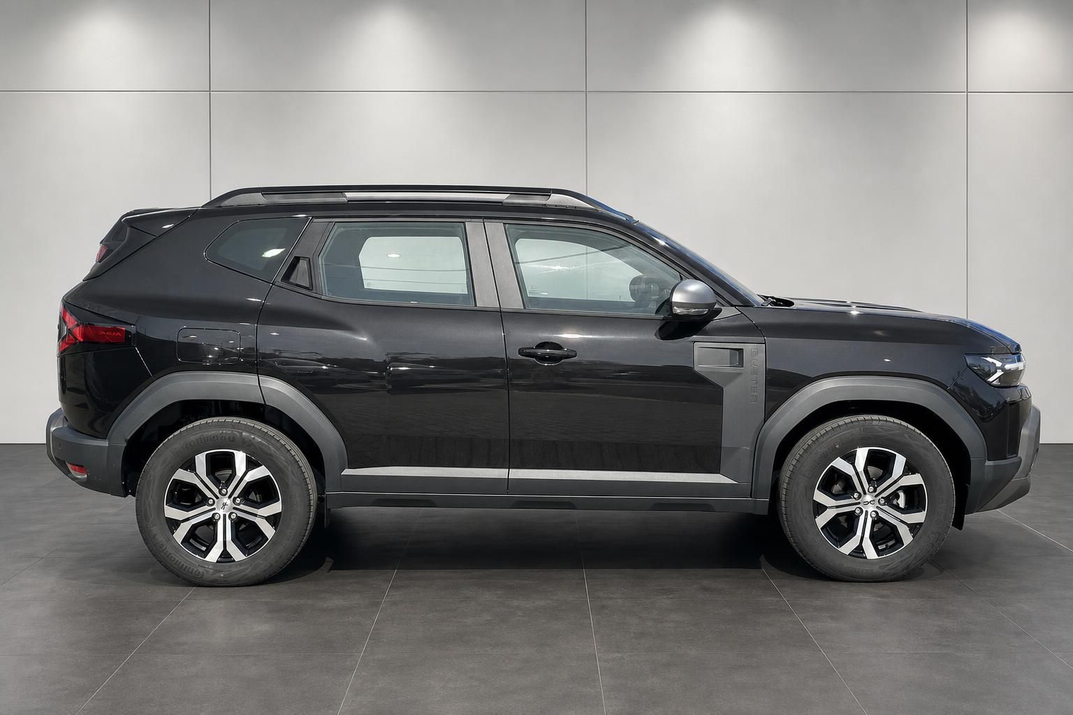Dacia Duster schwarz Seitenansicht komplett im Studio