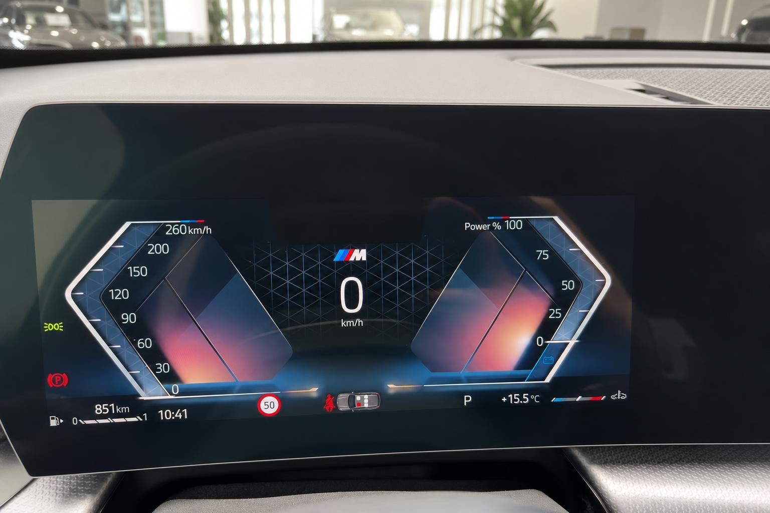 BMW Kombiinstrument mit digitalem Tacho und M Logo im Cockpit