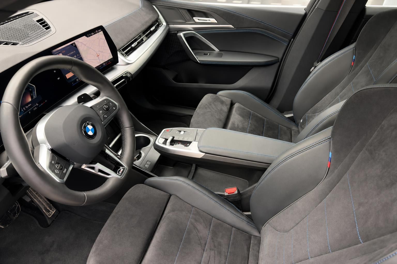 BMW Innenraum mit Sportsitzen, Lenkrad und Mittelkonsole in Alcantara