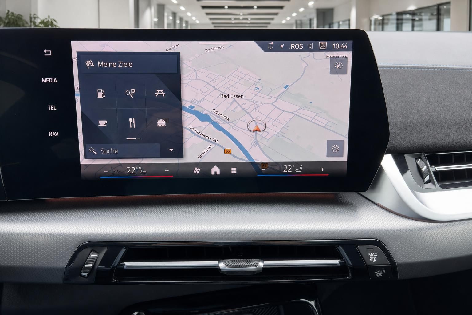 BMW Navigationssystem mit Kartenansicht und Klimabedienung im Display