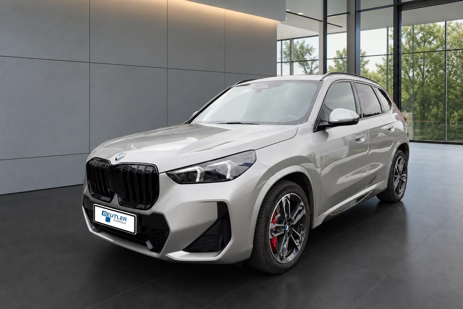 BMW X1 silber M Sport Frontansicht im Autohaus Showroom