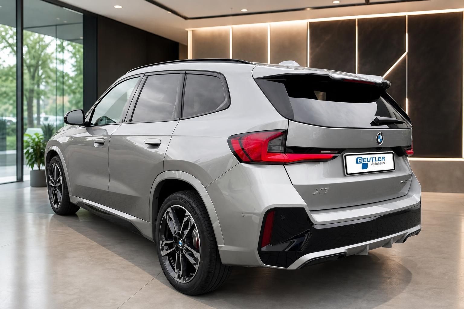 BMW X1 xDrive silber Heckansicht schräg im Showroom
