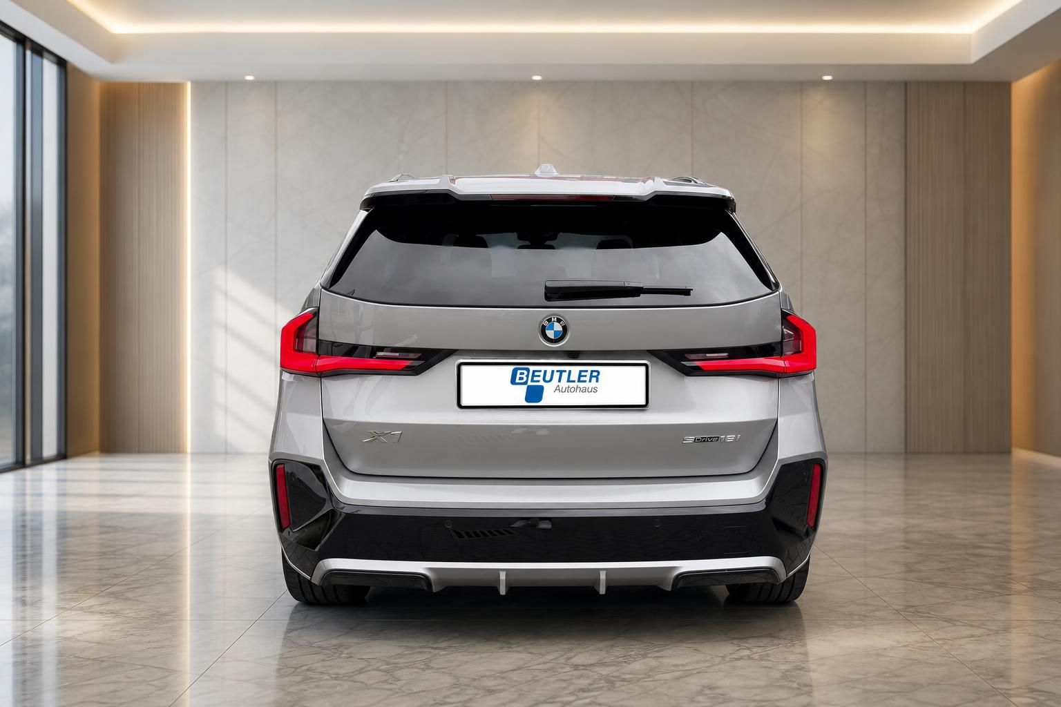 BMW X1 sDrive18i silber Heckansicht frontal im Autohaus