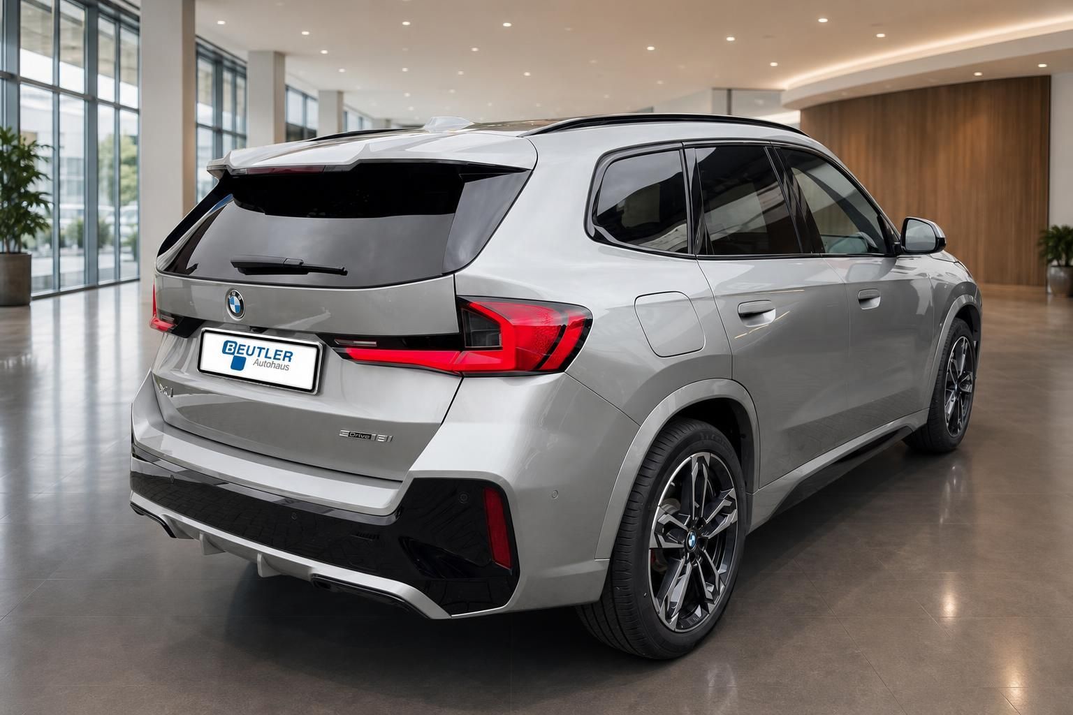 BMW X1 sDrive18i silber Heck schräg mit M Sportpaket