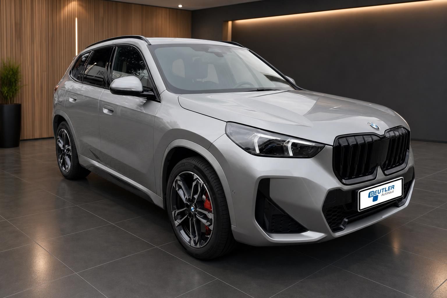 BMW SUV silber Frontansicht schraeg im Autohaus