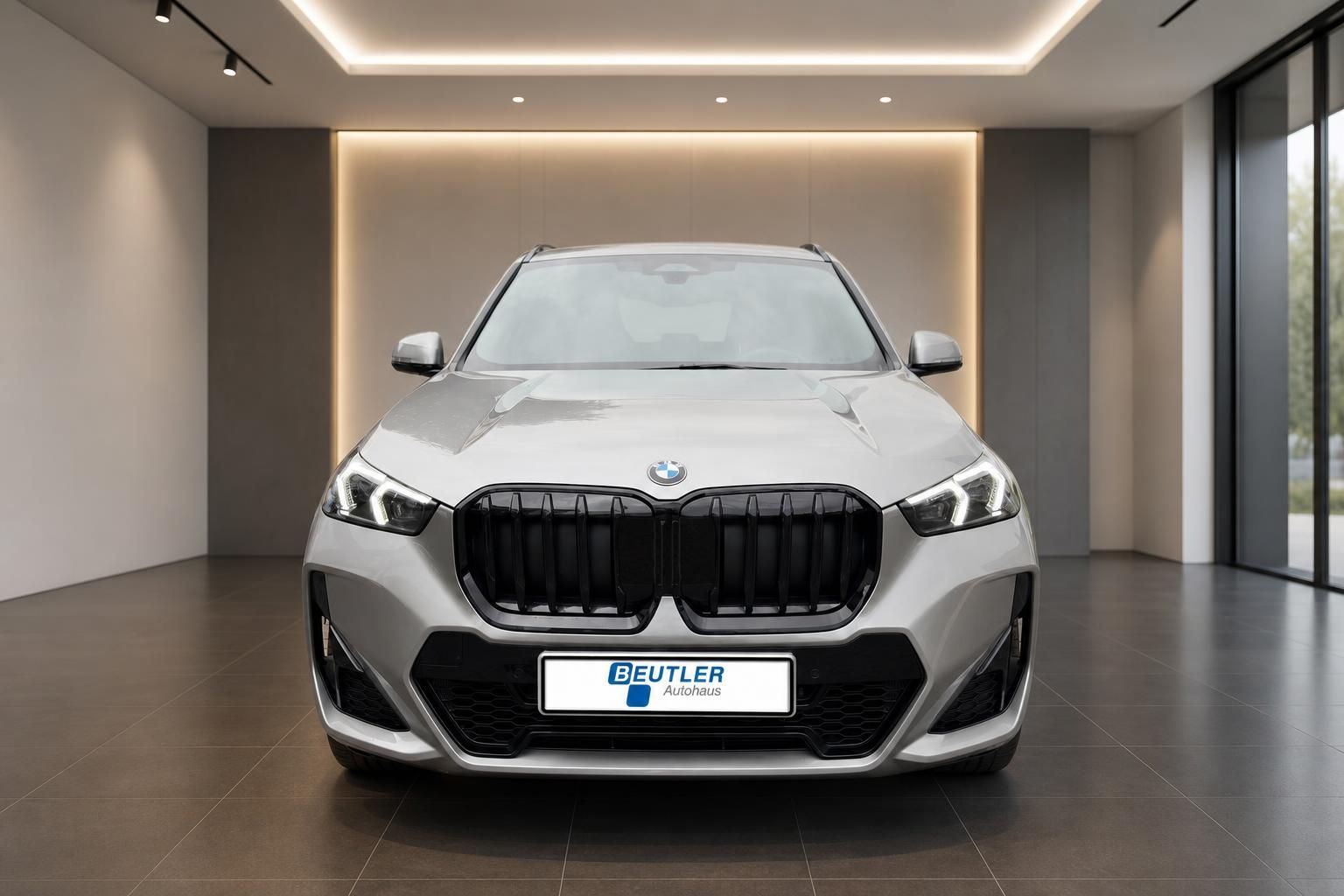 BMW SUV silber Frontansicht im Autohaus Showroom