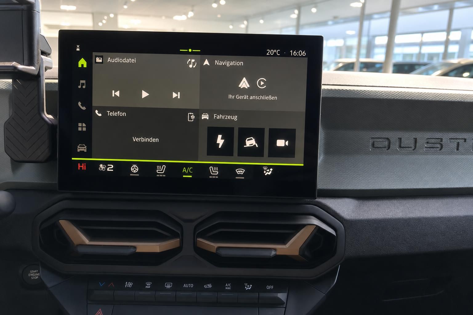 Dacia Duster Infotainment-Bildschirm mit Navigation und Klimasteuerung