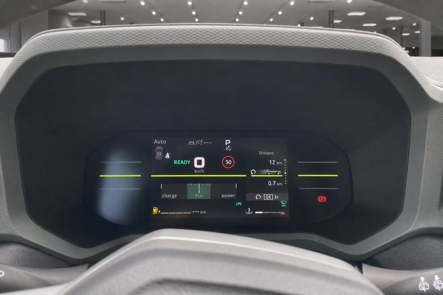 Digitales Cockpit mit Tacho und Fahrinformationen im Fahrzeug