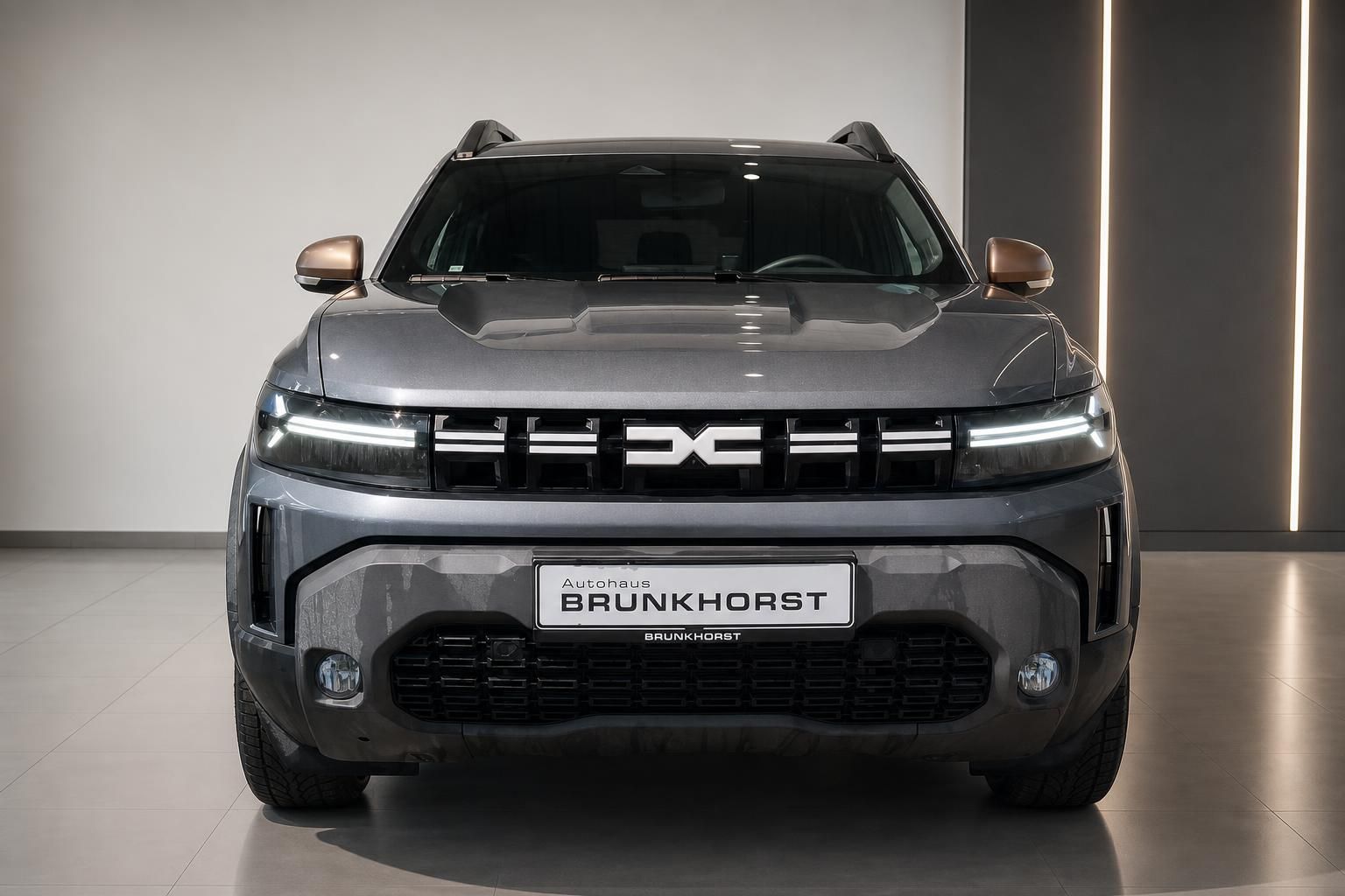Dacia Duster Frontansicht mit markantem Kühlergrill in Grau