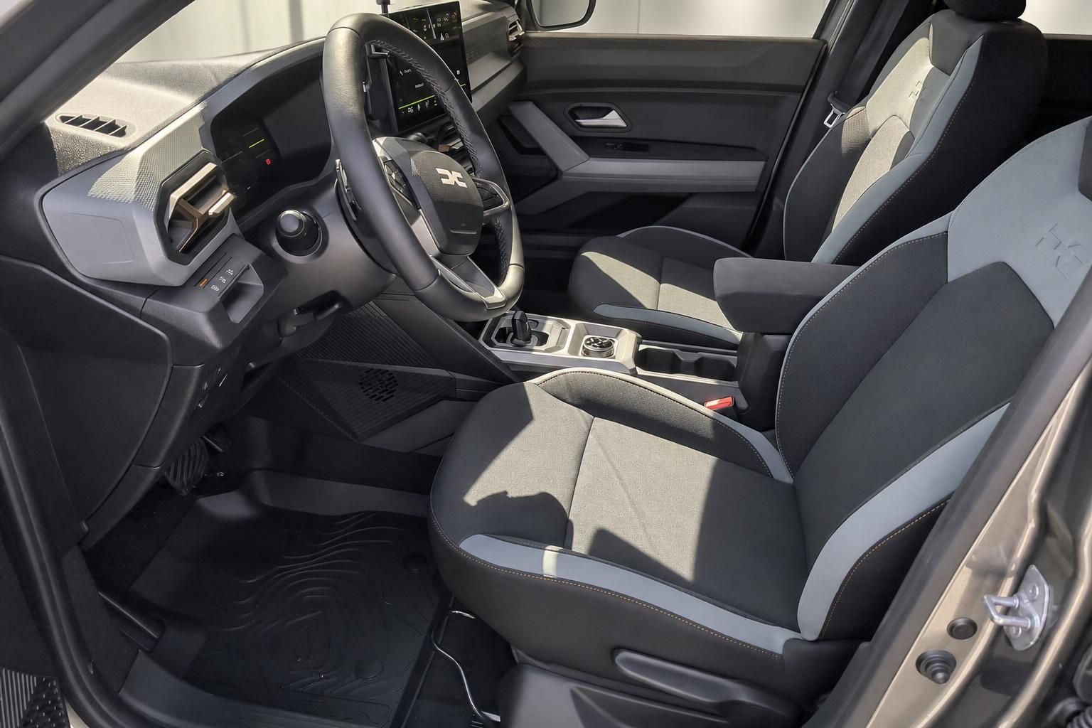 Dacia Duster Innenraum mit Vordersitzen und Cockpit im Detail