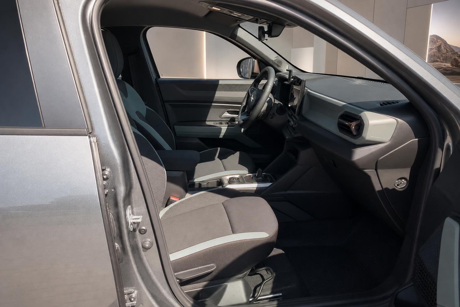 Blick auf Vordersitze und Armaturenbrett eines Dacia SUV