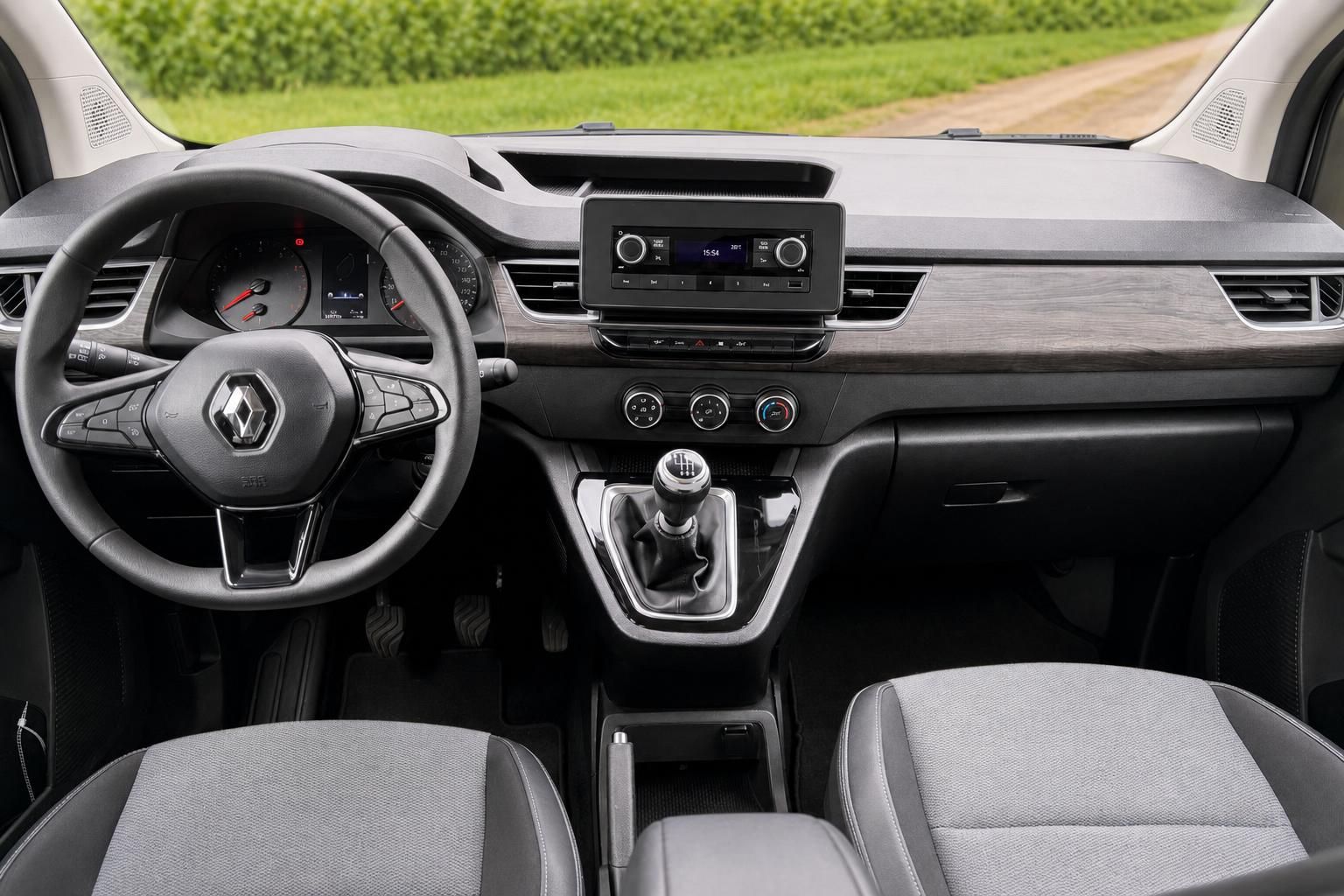 Cockpit des Renault Kangoo mit Lenkrad, Schaltung und Armaturenbrett