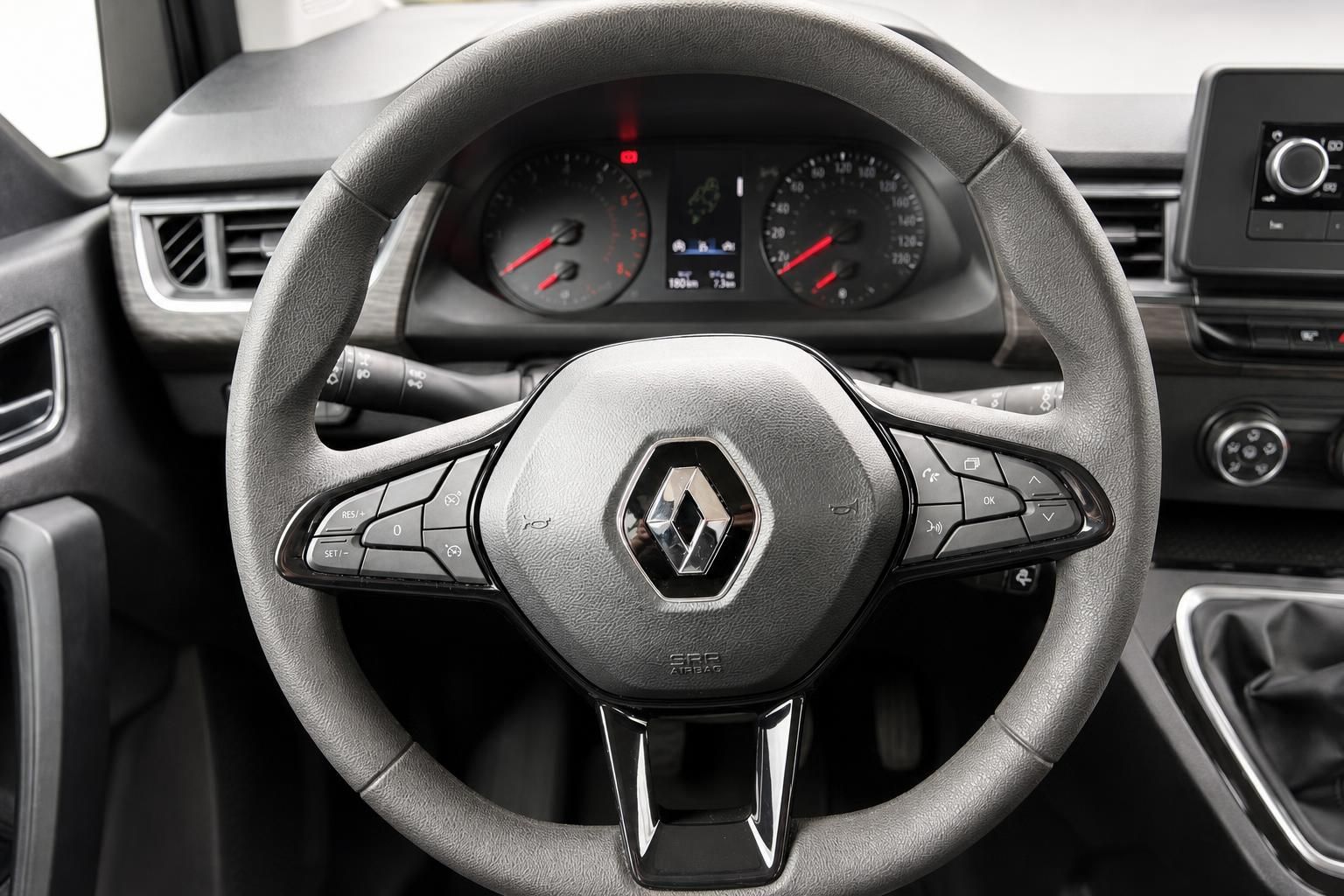 Lenkrad mit Renault-Logo und Multifunktionstasten im Fahrzeuginnenraum