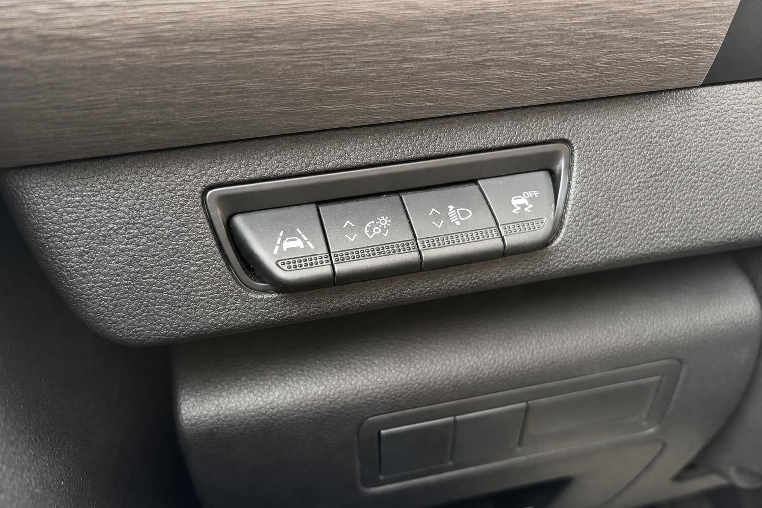 Bedienelemente für Fahrassistenzsysteme an der Dashboardseite des Fahrzeugs