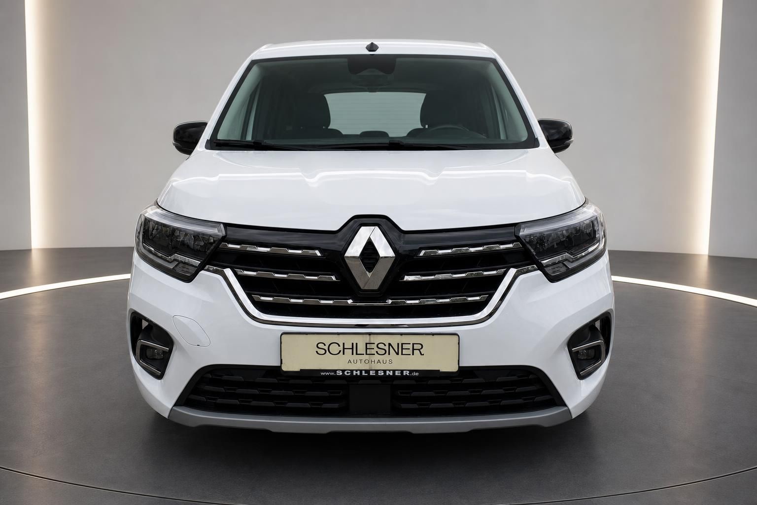 Renault Kangoo weiß Frontansicht mit Kühlergrill im Studio