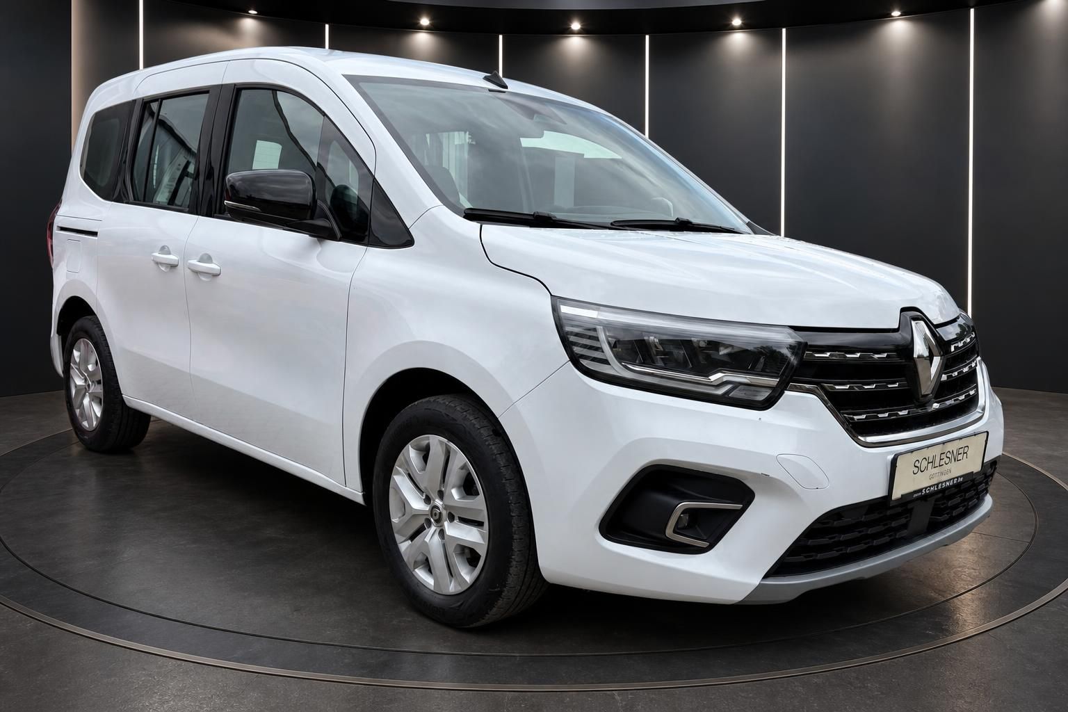 Weißer Renault Kangoo Frontansicht auf Drehteller im Showroom