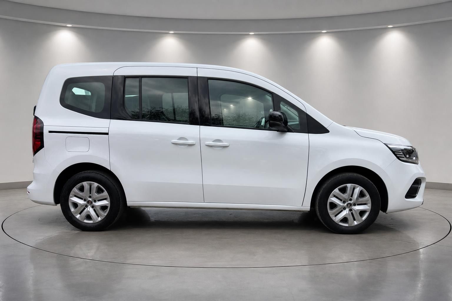 Weißer Renault Kangoo Kombi Seitenansicht im Autohaus