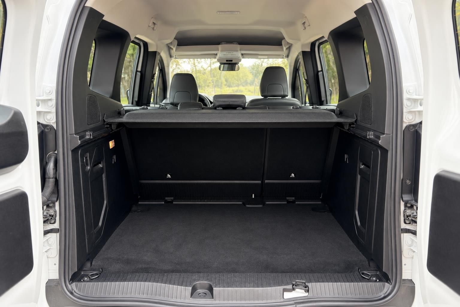 Kofferraum des Renault Kangoo mit umgeklappten Rücksitzen und viel Ladefläche