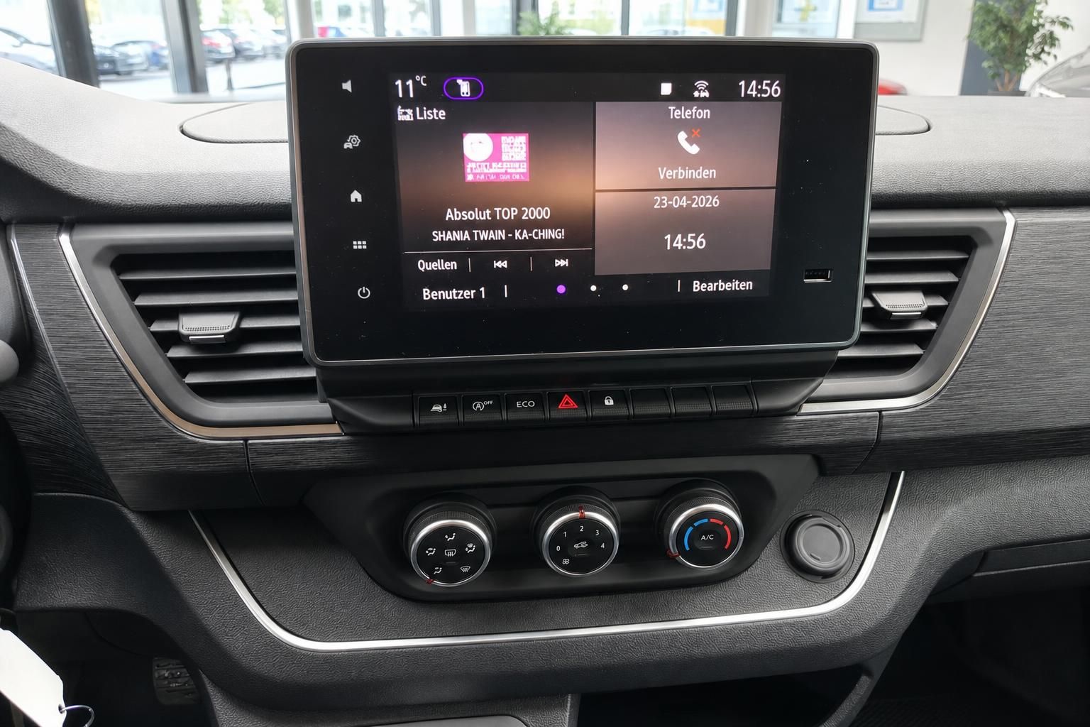 Touchscreen Infotainment-System mit Radio und Telefonfunktion im Auto