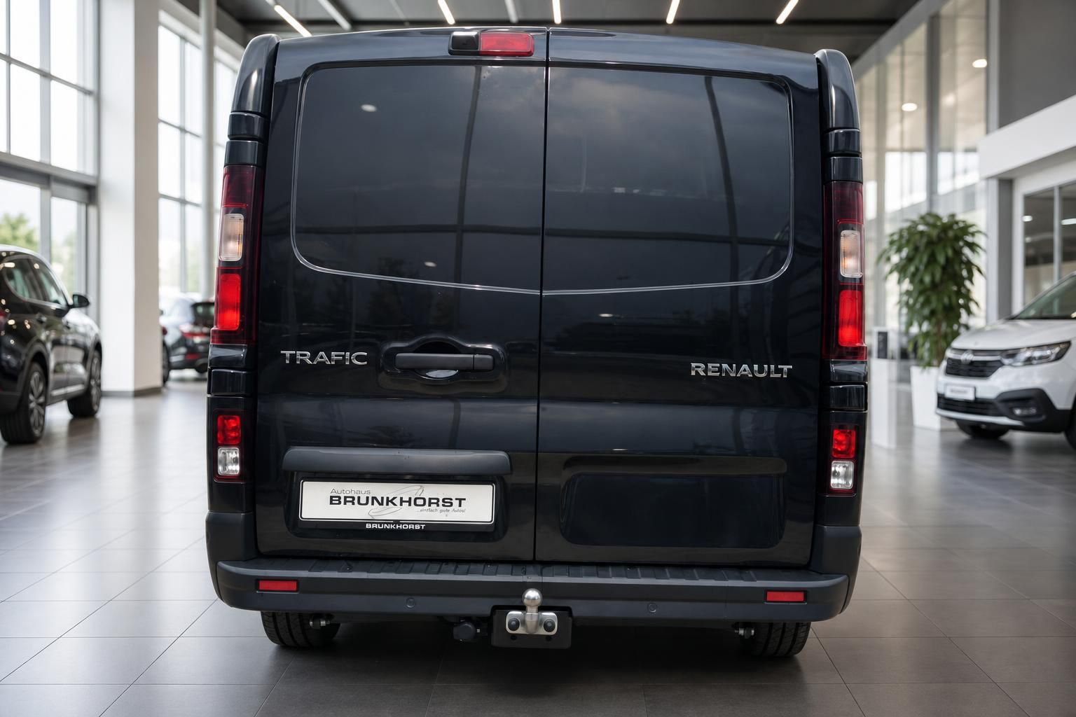Renault Trafic Heckansicht schwarz mit Anhängerkupplung im Autohaus
