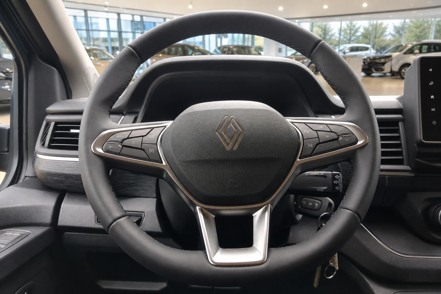 Renault Lenkrad mit Multifunktionstasten und Airbag im Fahrzeugcockpit