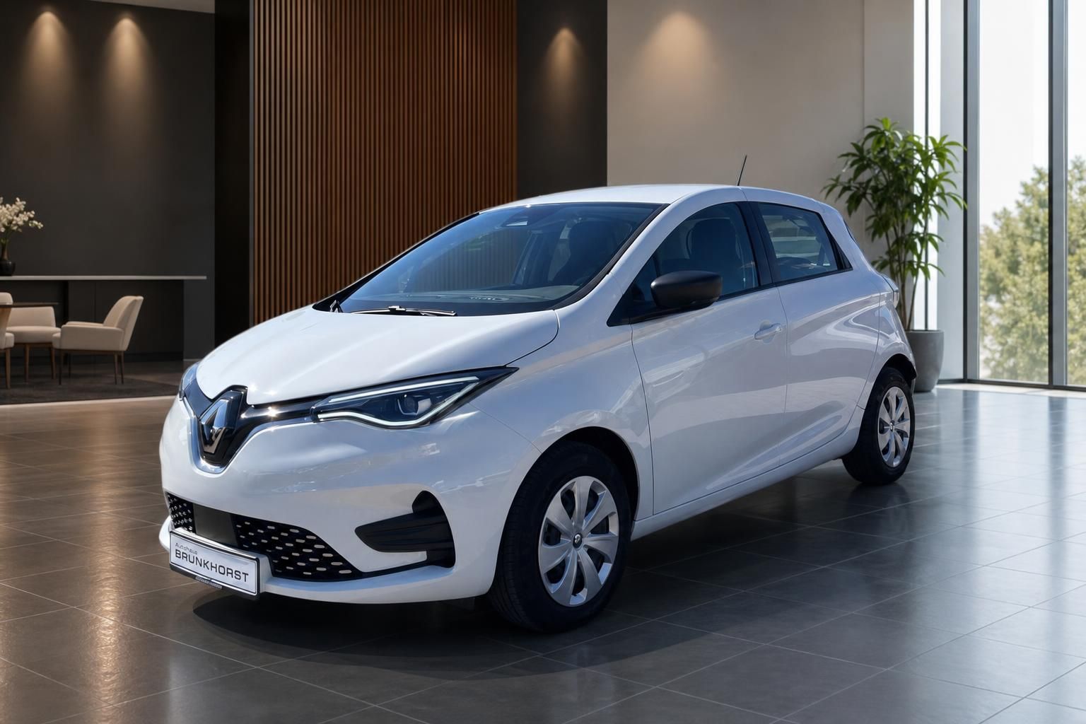 Weißer Renault ZOE Elektroauto Seitenansicht im modernen Autohaus Showroom