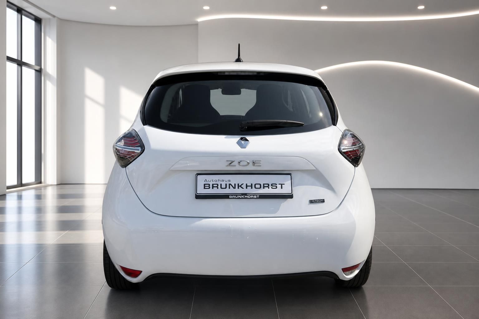 Renault ZOE Heckansicht weiß mit Händlerkennzeichen im Autohaus Brunkhorst