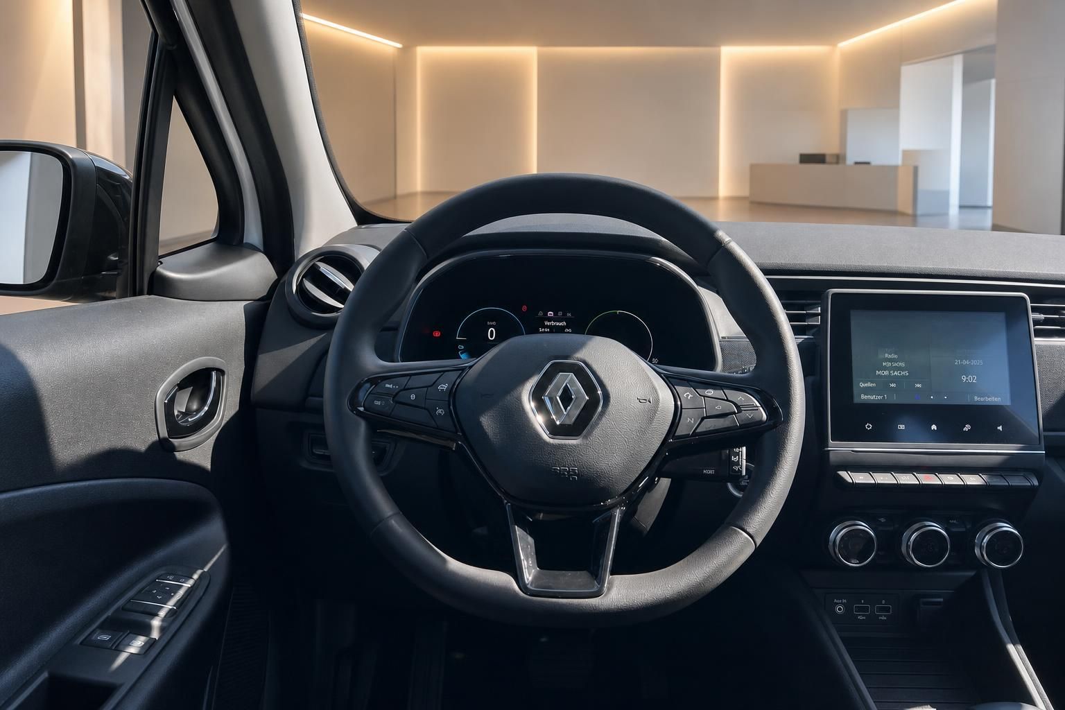 Renault Fahrzeug Innenraum mit Lenkrad, Armaturenbrett und Touchscreen-Display