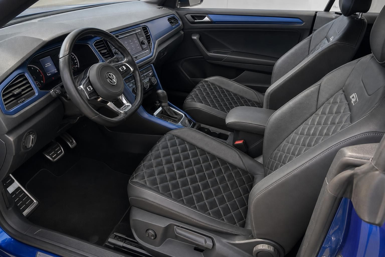 Volkswagen T-Roc Innenraum mit schwarzen Sitzen, Lenkrad und Mittelkonsole