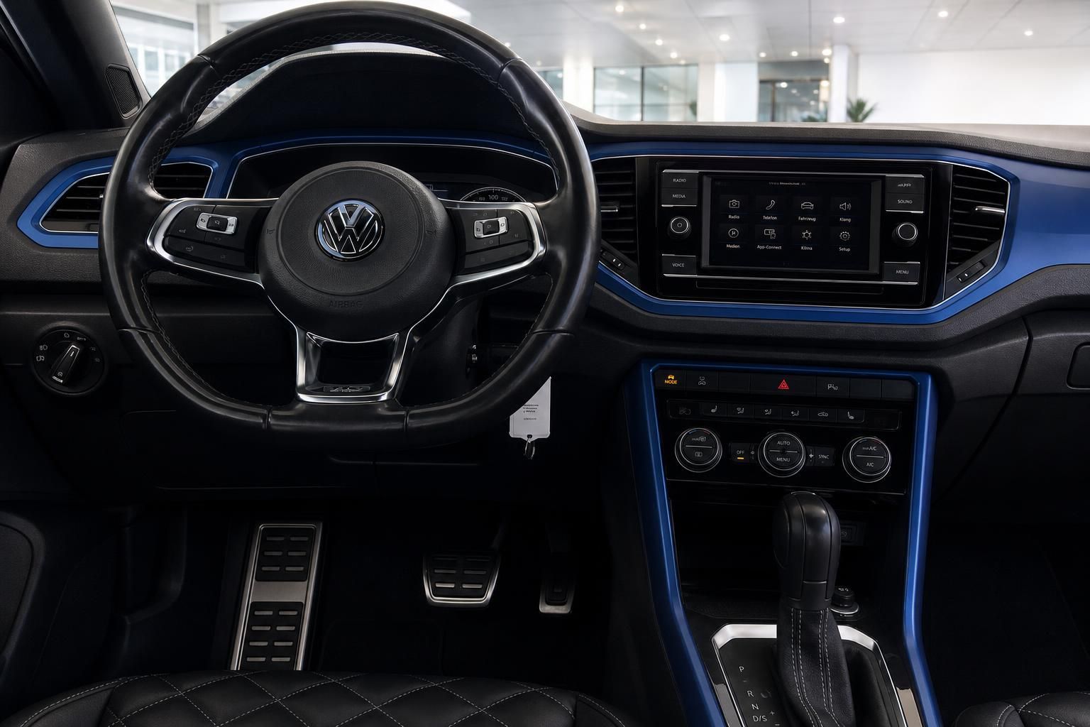 Volkswagen T-Roc Armaturenbrett mit Touchscreen, Lenkrad und blauen Dekoreinlagen