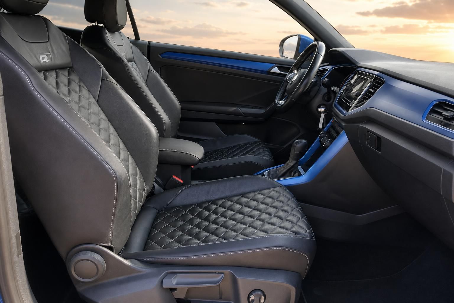 Fahrzeuginnenraum mit gesteppten Sitzen und blauen Zierelementen im Volkswagen