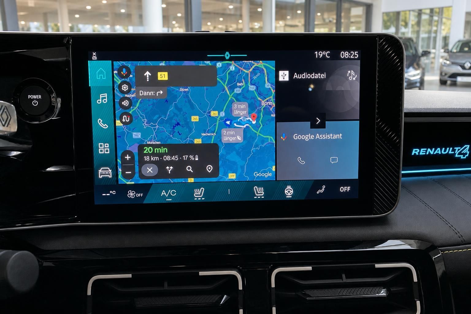 Renault Infotainmentsystem mit Navigationskarte und Google Assistant Funktion