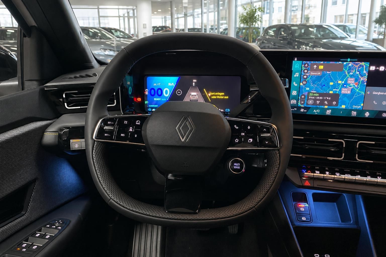 Renault Lenkrad mit digitalem Cockpit und Infotainment-System im Innenraum