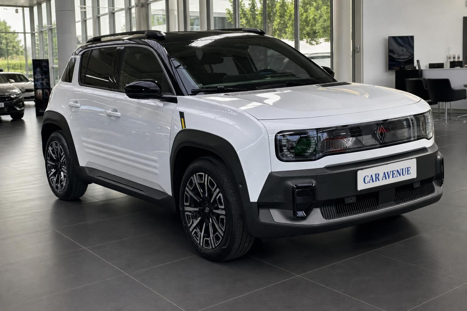 Weißer Renault SUV mit schwarzem Dach im Autohaus - Schrägansicht von vorne links