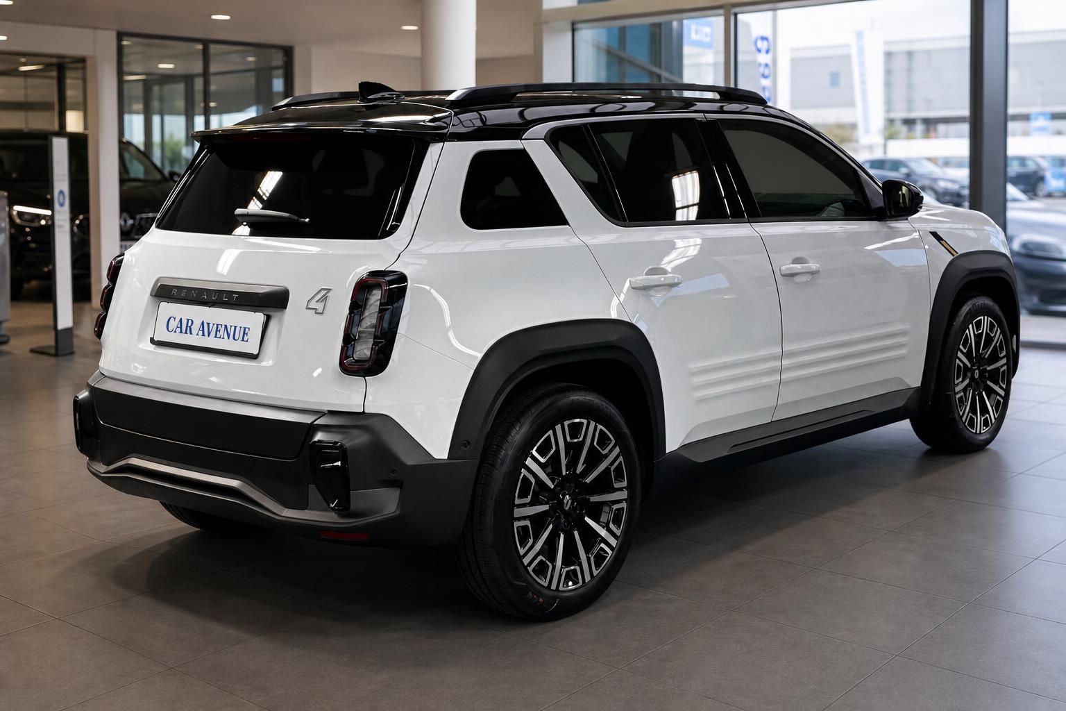 Weißer Renault SUV mit schwarzem Dach im Showroom - Heckansicht schräg von rechts