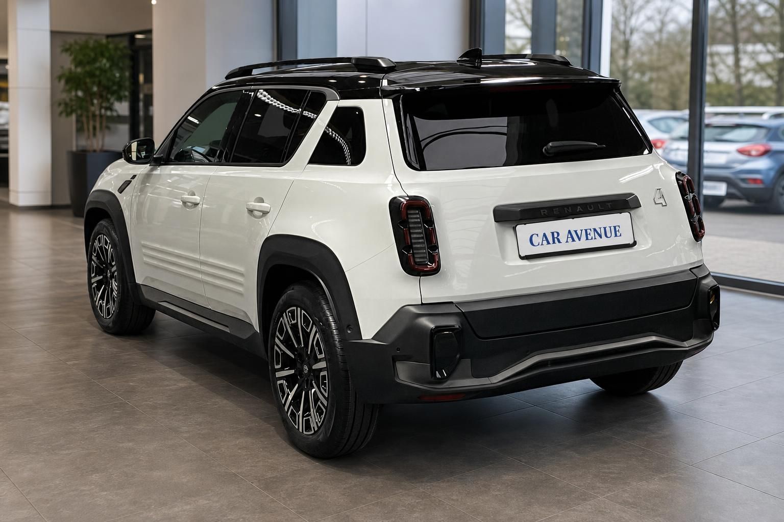 Weißer Renault SUV mit schwarzem Dach im Showroom - Heckansicht von schräg hinten