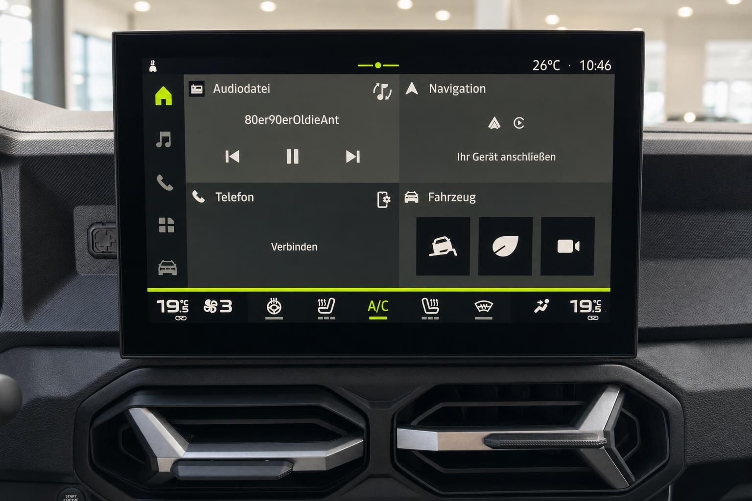 Infotainment Touchscreen mit Navigation und Klimabedienung im Auto