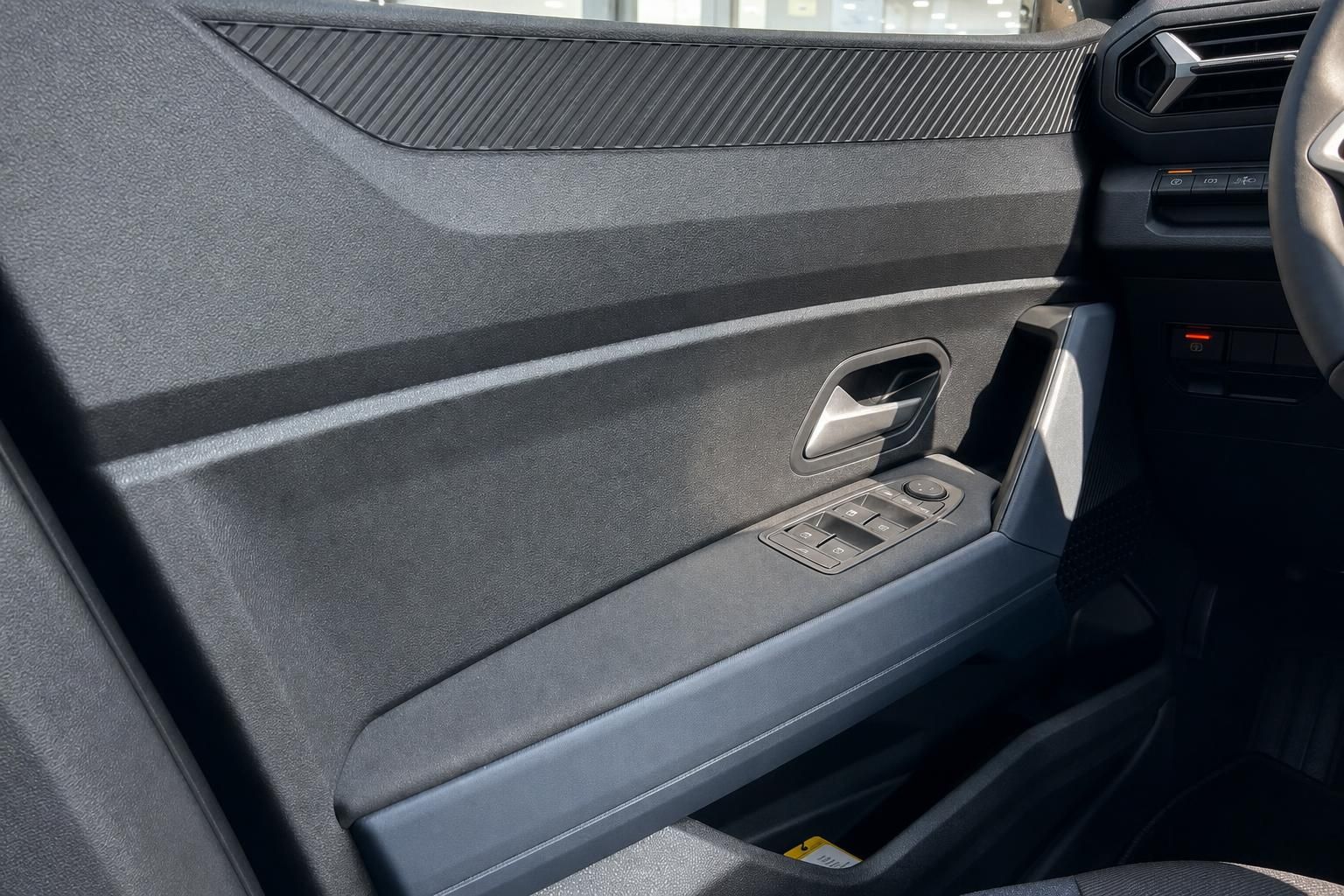 Tuerverkleidung mit Fensterheberschaltern im Fahrzeuginterieur