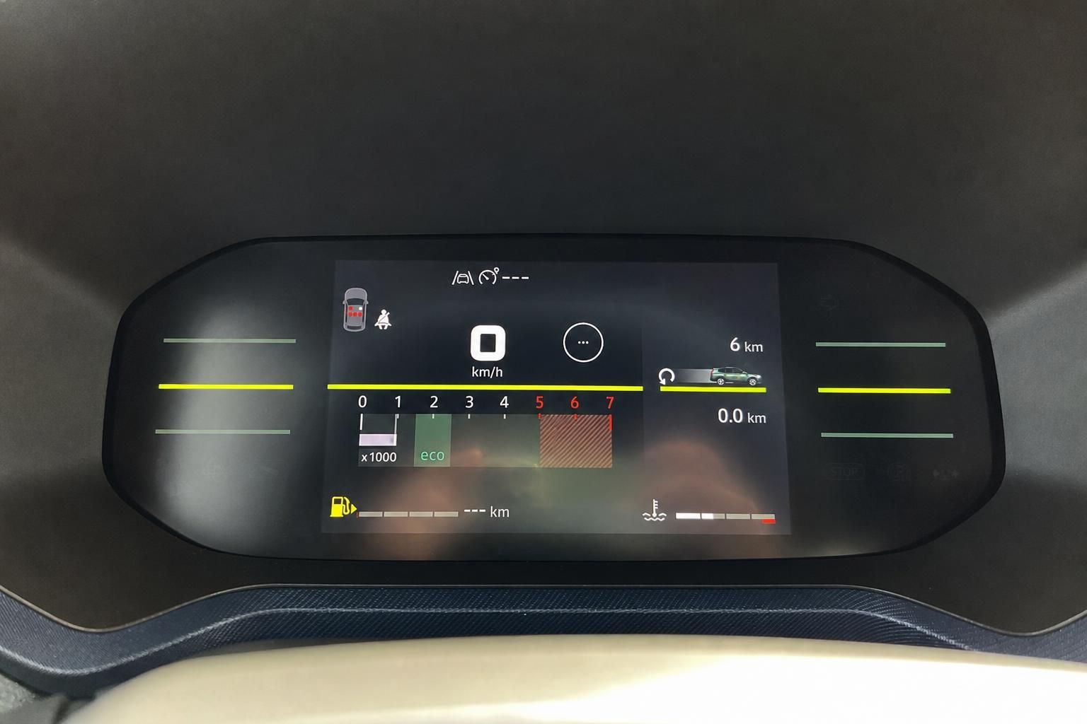 Digitales Kombiinstrument mit Tacho und Anzeigen im Fahrzeug