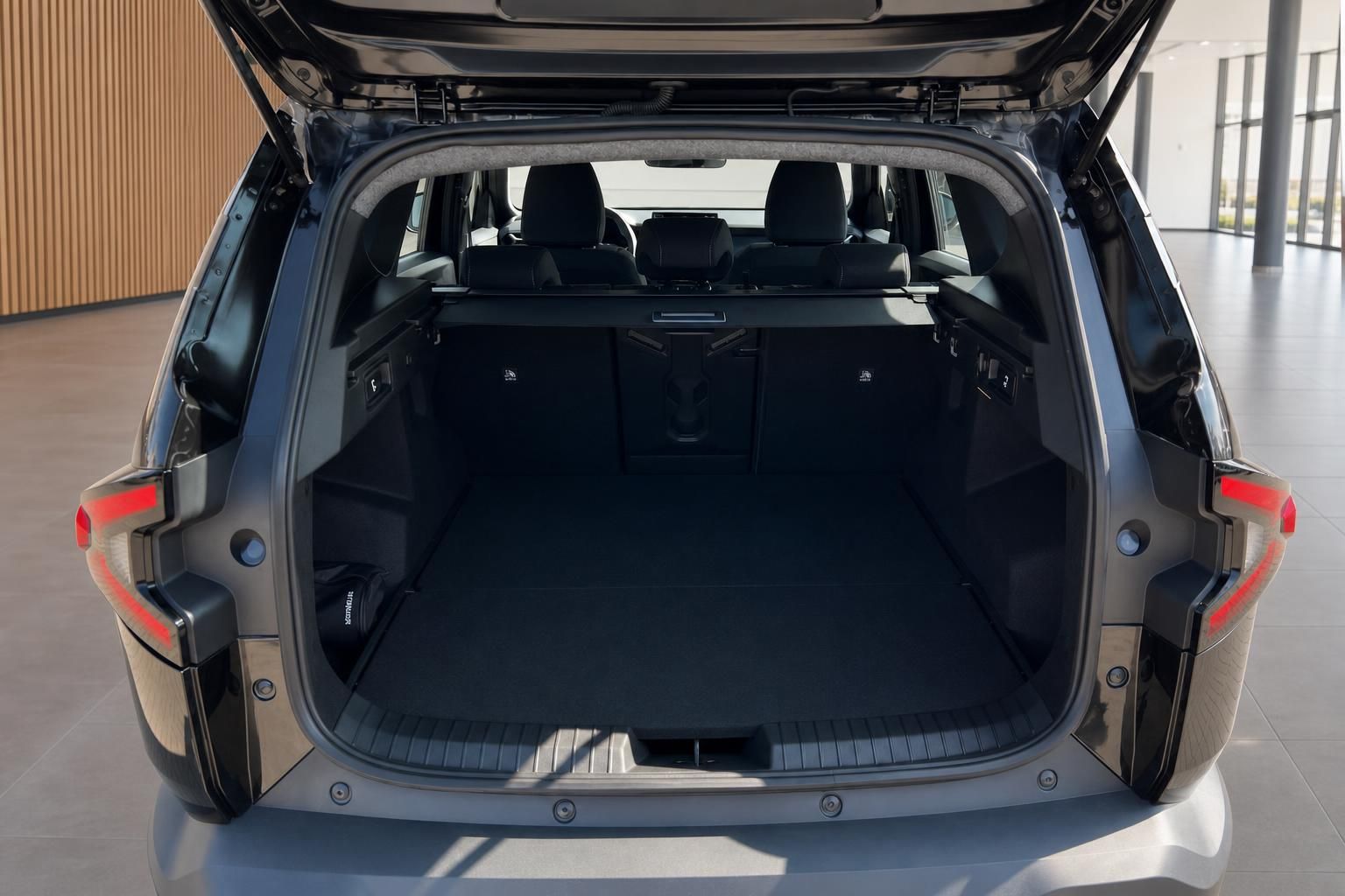 Geöffneter Kofferraum eines SUV mit viel Stauraum