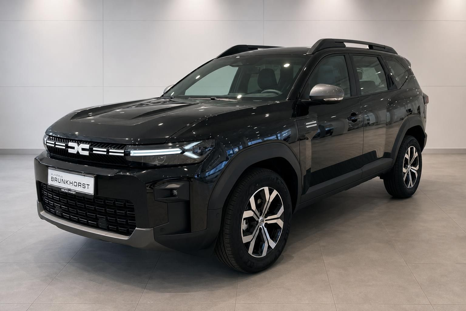 Dacia Bigster schwarz Seitenansicht vorne mit Alufelgen