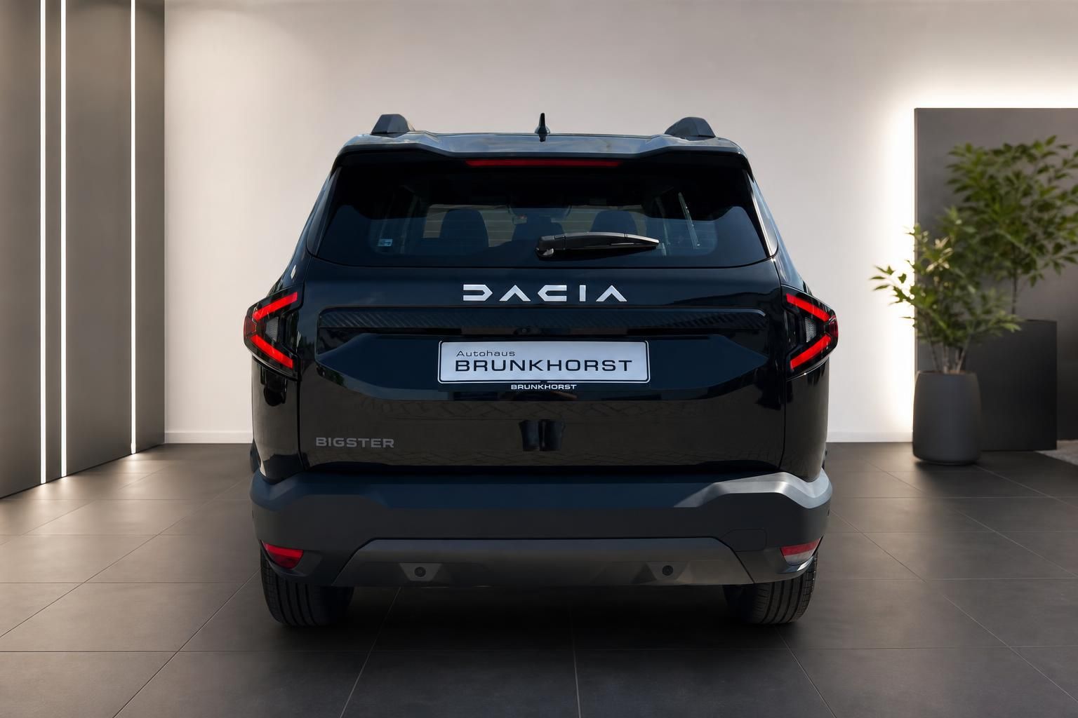 Dacia Bigster schwarz Heckansicht mit Rückleuchten im Detail