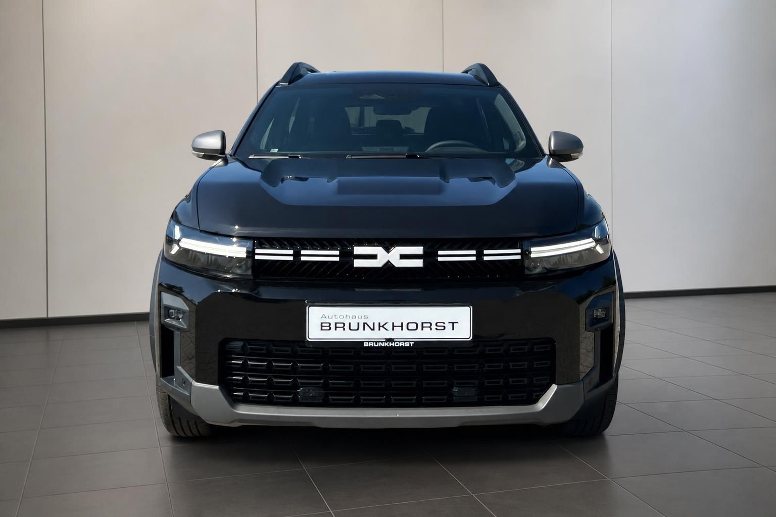 Dacia Bigster schwarz Frontansicht im Autohaus Brunkhorst