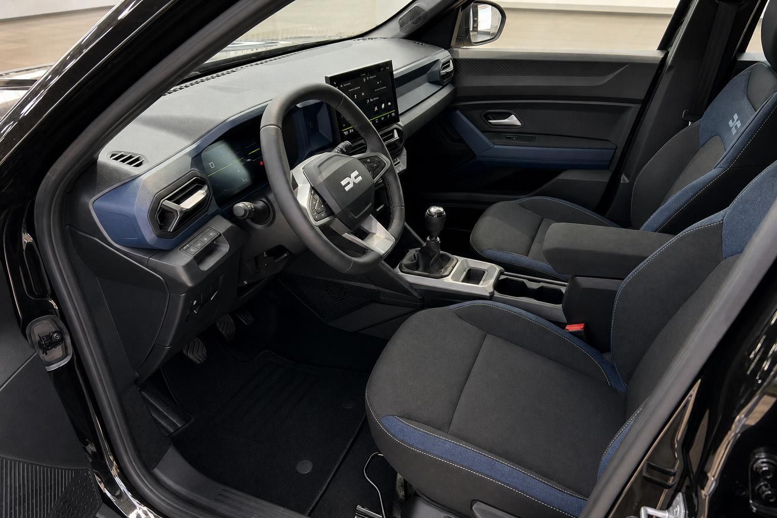 Dacia Innenraum Cockpit mit Sportsitzen und Schaltgetriebe