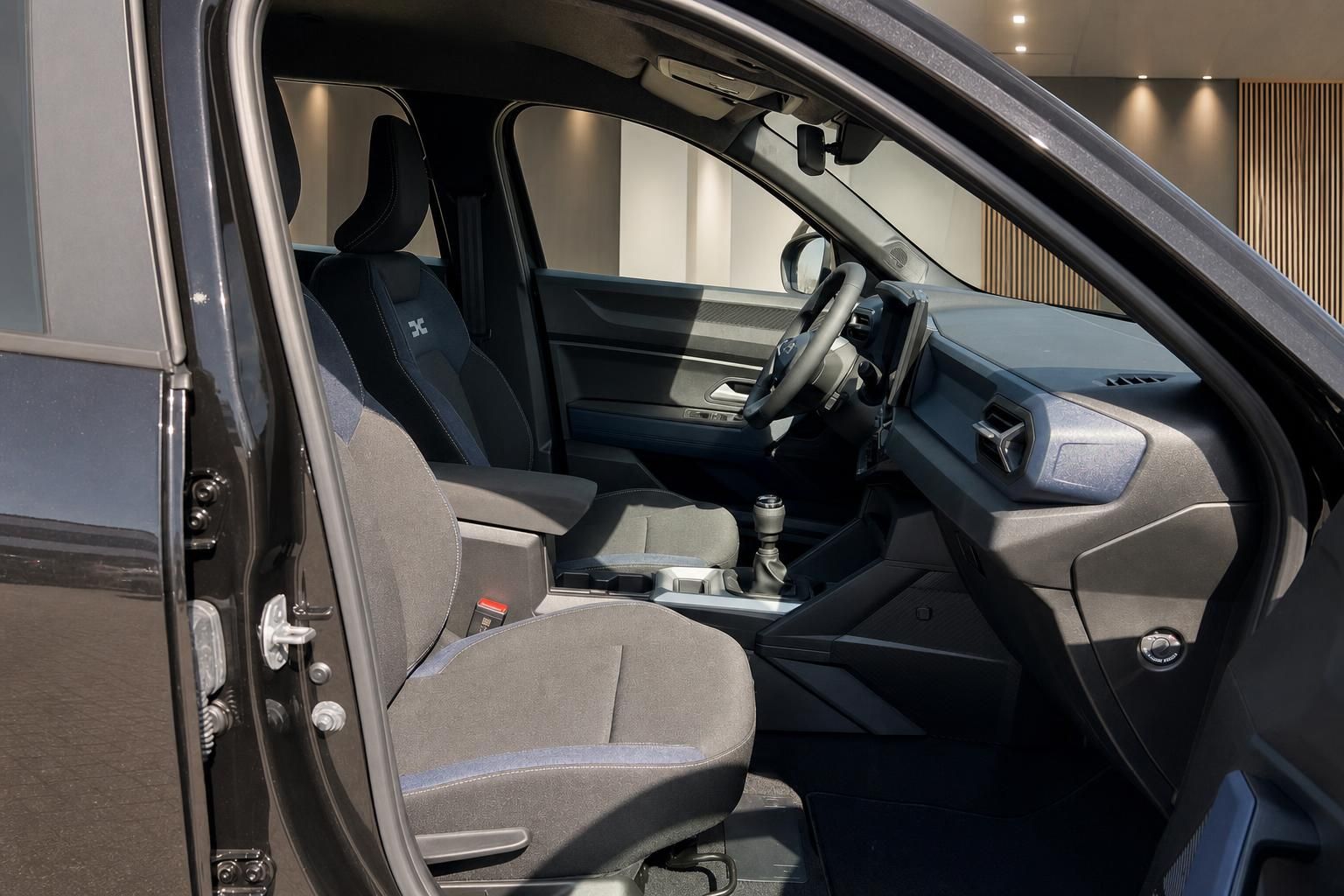 Fahrzeug Innenraum mit Sportsitzen und Cockpit, Blick durch geoeffnete Tuer